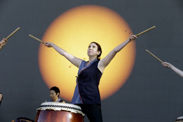 Портланд Тайко барабанщик Карен Тинги выступает перед прямой видеосъемкой солнечного затмения в Орегоне, США - Sputnik Латвия