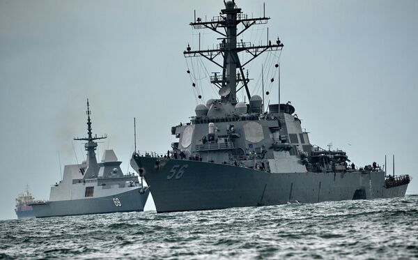 Эсминец ВМС США Джон Маккейн после столкновения с торговым судном, 21 августа 2017 Эсминец ВМС США Джон Маккейн после столкновения с торговым судном, 21 августа 2017 - Sputnik Latvija