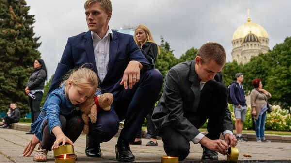 Депутат Сейма от партии Все для Латвии — Отчизне и свободе/ДННЛ Янис Домбрава с дочкой на акции памяти начала третьей Атмоды Депутат Сейма от партии Все для Латвии — Отчизне и свободе/ДННЛ Янис Домбрава с дочкой на акции памяти начала третьей Атмоды - Sputnik Латвия