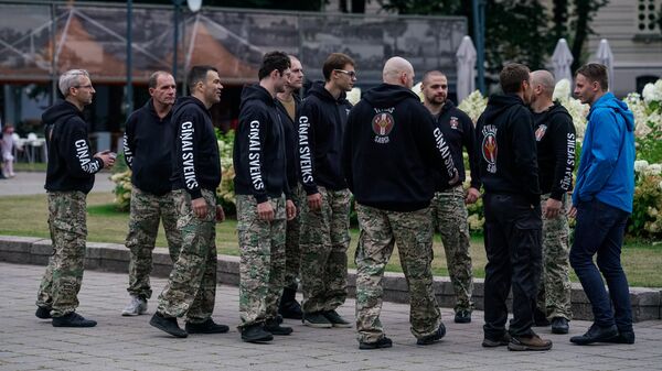 Участники национально-радикальной организации Тевияс сарги (защитники отечества) на акции памяти начала третьей Атмоды в Риге Участники национально-радикальной организации Тевияс сарги (защитники отечества) на акции памяти начала третьей Атмоды в Риге - Sputnik Латвия