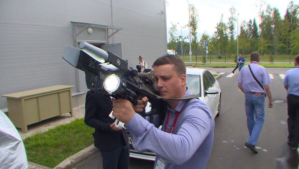 Kalašņikovs demonstrē jauno ieroci pret bezpilota lidaparātiem - Sputnik Latvija