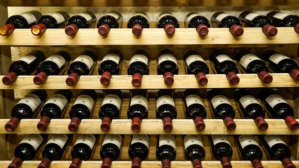 Винодельня производит 10000 бутылок в год - Sputnik Латвия
