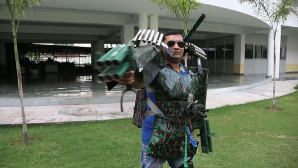 Индиец собрал костюм Железного человека с самодельными пушками из труб - Sputnik Латвия