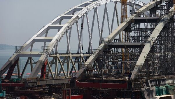 Automašīnu piebrauktuvju izbūve pie tilta pāri Kerčas šaurumam. Foto no arhīva - Sputnik Latvija