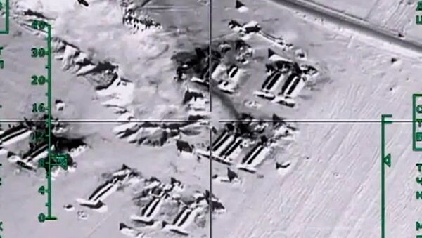 Уничтожение ВКС России нефтехранилищ ИГ в провинции Алеппо - Sputnik Латвия