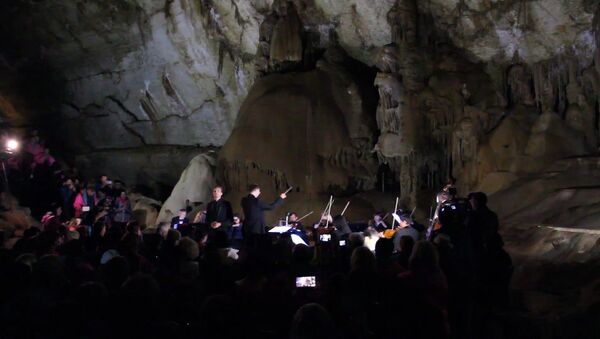 Классический концерт в Мраморной пещере в Крыму на глубине 40 метров под землей - Sputnik Латвия