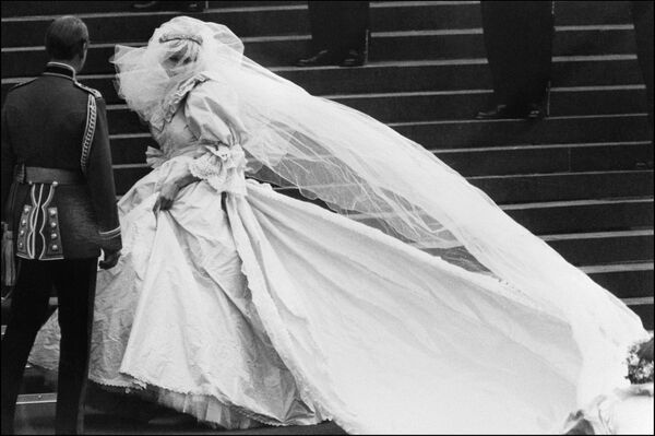 Леди Диана, принцесса Уэльская, и Чарльз, принц Уэльский, во время их свадьбы в соборе Святого Павла в Лондоне 29 июля 1981 года - Sputnik Латвия