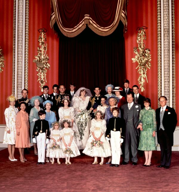 Официальная семейная фотография, сделанная 29 июля 1981 года, в день свадьбы принца Чарльза  и леди Дианы, принцессы Уэльской - Sputnik Латвия