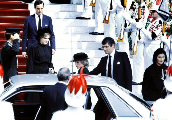 Диана, принцесса Уэльская, садится в машину, покидая дворец Гримальди, чтобы отправиться на похороны в Монако звезды экрана Грейс Келли, которая скончалась 14 сентября после автокатастрофы - Sputnik Латвия