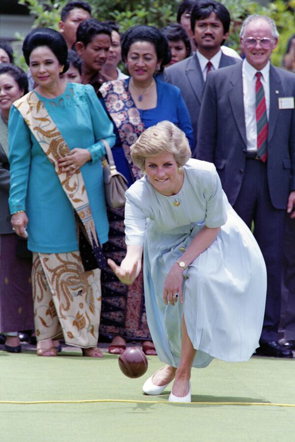 Принцесса Диана участвует в игре на лужайке во время визита в Синалальский центр проказы в Тангеранге, к югу от Джаката, 4 ноября 1989 года. Британская королевская пара находится с официальным визитом в Индонезии - Sputnik Латвия