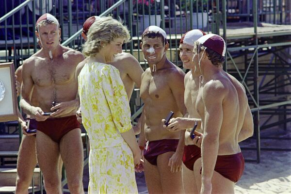 Принцесса Диана разговаривает с членами команды-победителя Платформы принцессы Уэльса на пляже Терригал, к северу от Сиднея, 31 января 1988 года - Sputnik Латвия