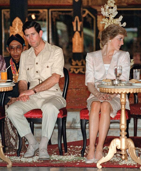 Принц и принцесса Уэльские смотрят 5 ноября 1989 года индонезийские племенные танцы в Джокьякарта, Индонезия. Принцесса Диана объявила 28 февраля, что она согласна развестись с принцем Чарльзом и завершить свой 14-летний брак - Sputnik Латвия