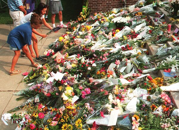 Люди приносят цветы к мемориалу Дианы, принцессы Уэльской, 31 августа 1997 года в Вашингтоне - Sputnik Латвия