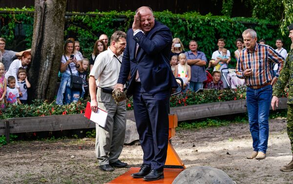 Раймонд Бергманис по традиции взвесился с небольшой черепахой и превзошёл свой прошлогодний показатель - 148 кг - Sputnik Латвия