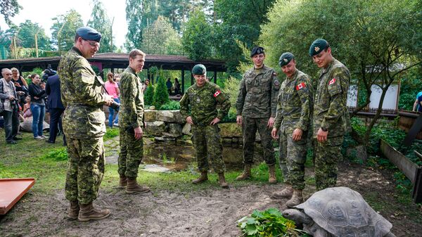 Канадские военные в Рижском зоопарке - Sputnik Латвия