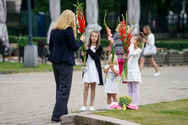 Дети с родителями спешат 1 сентября в школу - Sputnik Латвия