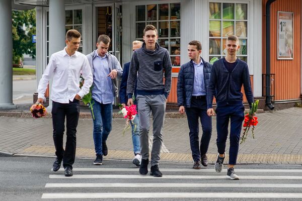 Ученики идут в школу 1 сентября - Sputnik Латвия