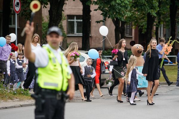 Дети идут по пешеходному переходу 1 сентября - Sputnik Латвия
