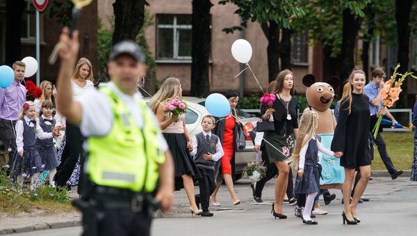 Дети идут по пешеходному переходу 1 сентября - Sputnik Latvija
