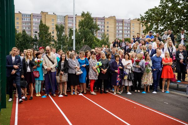 Родители в ожидании начала учёбы своих детей в школе - Sputnik Латвия