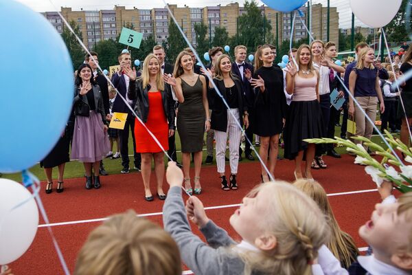 Старшеклассники поздравляют первоклашек с началом учебного года - Sputnik Латвия