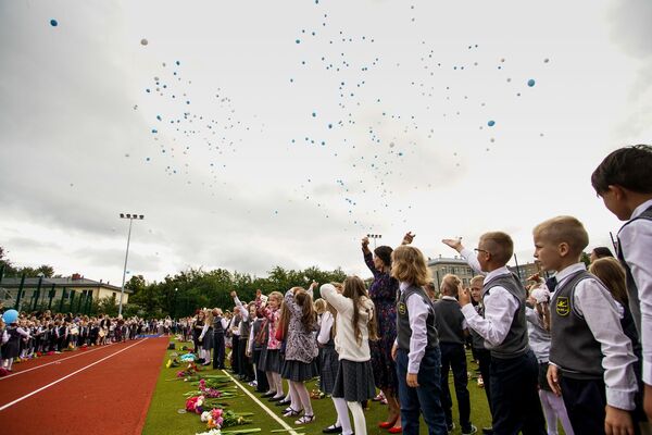 Ученики выпустили в небо воздушные шарики - Sputnik Латвия