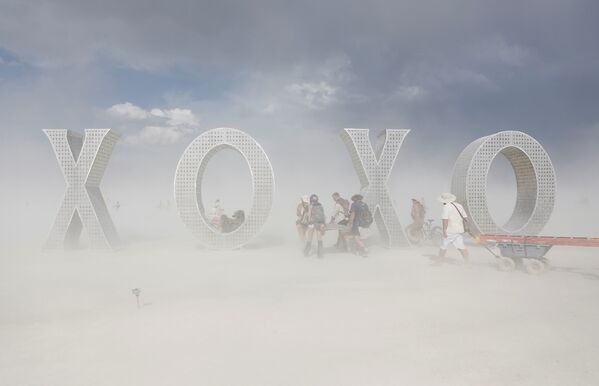 Первый Burning Man состоялся в Сан-Франциско. Позже, когда на мероприятие стали приезжать сотни людей, фестиваль переехал в Неваду - Sputnik Латвия