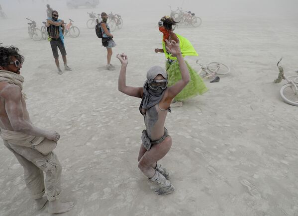 Burning Man задумывался, как праздник радикального самовыражения, где все его гости являются одновременно и создателями фестиваля - Sputnik Латвия