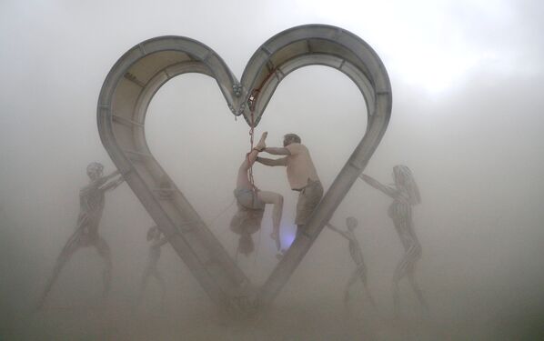 Выступление артистов из труппы Осознание идентичности - семья во время песчаной бури на фестивале Burning Man в Неваде - Sputnik Латвия