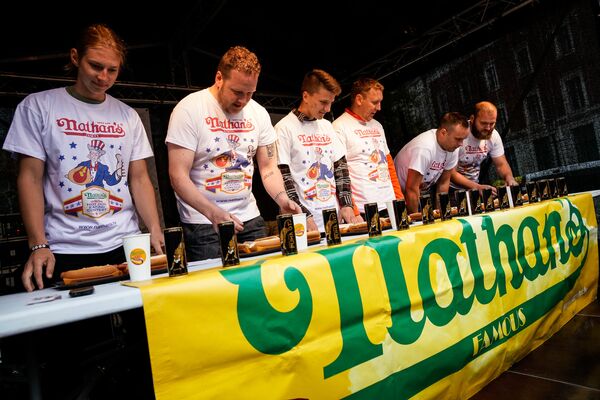 Участники конкурса по поеданию хот-догов - Sputnik Латвия