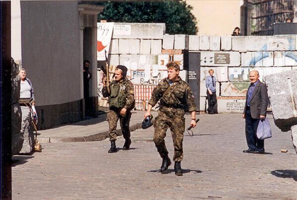 Бойцы рижского ОМОНа на Домской площади в августе 1991 Бойцы рижского ОМОНа на Домской площади в августе 1991 - Sputnik Latvija