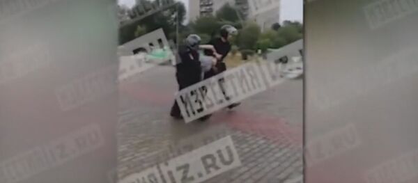 Задержание школьника, ворвавшегося с оружием в класс в Ивантеевке Задержание школьника, ворвавшегося с оружием в класс в Ивантеевке - Sputnik Латвия