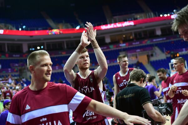 Сборная Латвии обыграла команду России в групповом этапе чемпионата Европы по баскетболу - Sputnik Латвия