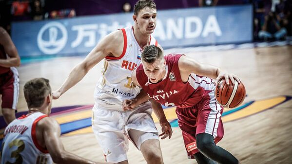 Сборная Латвии обыграла команду России в групповом этапе чемпионата Европы по баскетболу Сборная Латвии обыграла команду России в групповом этапе чемпионата Европы по баскетболу - Sputnik Латвия