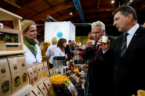 Президент дегустирует чай из цветков коровяки - Sputnik Латвия