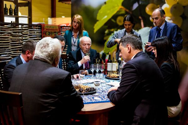 Президент заглянул в гости к грузинским производителям вина - Sputnik Латвия