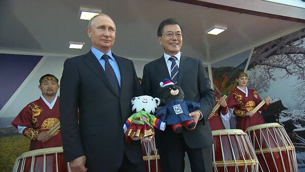 Президент Южной Кореи вручил Путину талисманы Олимпиады-2018 И Паралимпиады в Пхенчхане - Sputnik Латвия