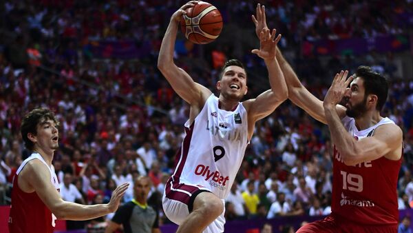 Сборная Латвии обыграла команду Турции в групповом этапе чемпионата Европы по баскетболу - Sputnik Латвия
