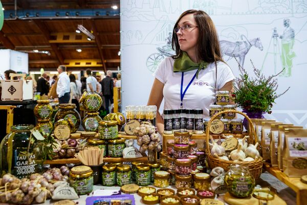 Продукция из чеснока поражает разнообразием - маринованный, сушеный, в масле и даже мед с чесноком Продукция из чеснока поражает разнообразием - маринованный, сушеный, в масле и даже мед с чесноком - Sputnik Латвия