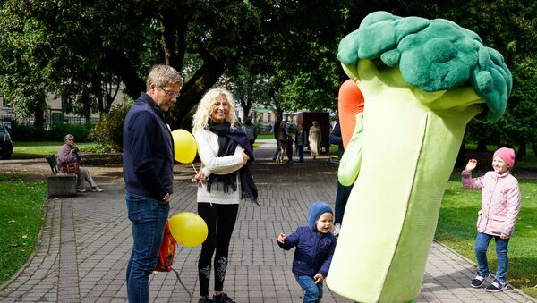 Праздник в Верманском парке посетил мэр Риги Нил Ушаков с семьей - Sputnik Латвия