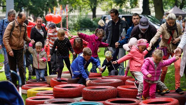 Веселая полоса препятствий для детей и их родителей - Sputnik Латвия