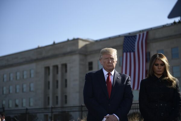 Президент США Дональд Трамп и первая леди Мелания Трамп присутствуют на церемонии в мемориале Пентагона 9/11 в Вашингтоне Президент США Дональд Трамп и первая леди Мелания Трамп присутствуют на церемонии в мемориале Пентагона 9/11 в Вашингтоне - Sputnik Латвия