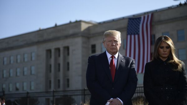 Президент США Дональд Трамп и первая леди Мелания Трамп присутствуют на церемонии в мемориале Пентагона 9/11 в Вашингтоне - Sputnik Latvija