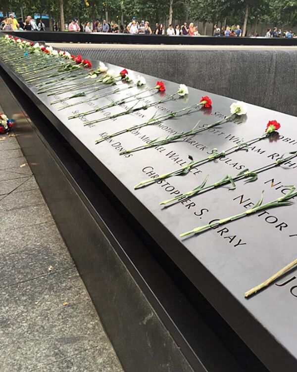 Цветы на мемориале 11 сентября в Нью-Йорке - Sputnik Латвия