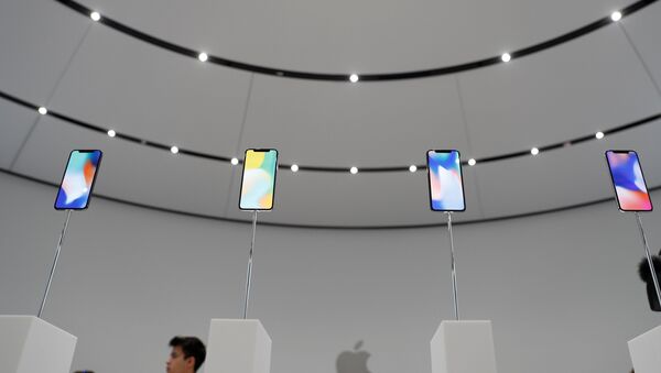 Образцы iPhone X демонстрируются во время запуска продаж в Купертино - Sputnik Latvija
