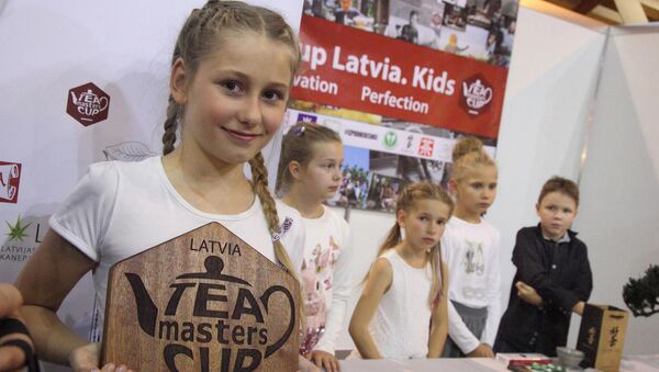 Победительница чайного поединка 10-летняя Анита Дириня - Sputnik Латвия