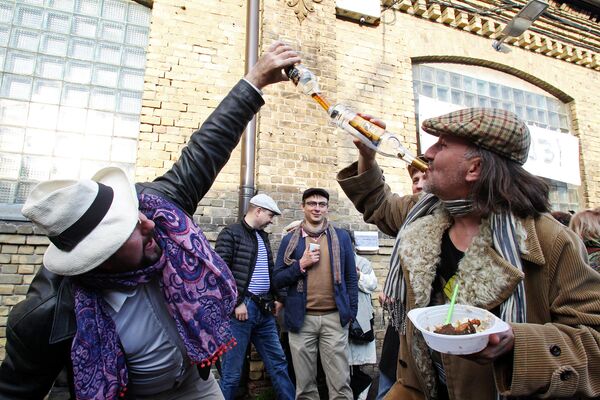 Красное вино к мясу, белое – к рыбе. — А водка с пивом? — К неприятностям Красное вино к мясу, белое – к рыбе. — А водка с пивом? — К неприятностям - Sputnik Латвия