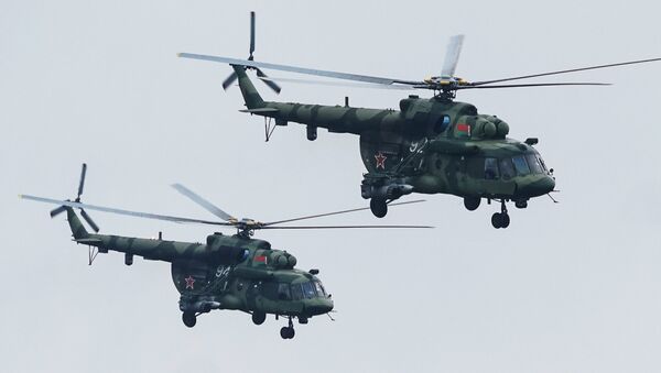 Пара вертолётов Ми-8 после нанесения удара неуправляемыми ракетами по условному противнику - Sputnik Латвия
