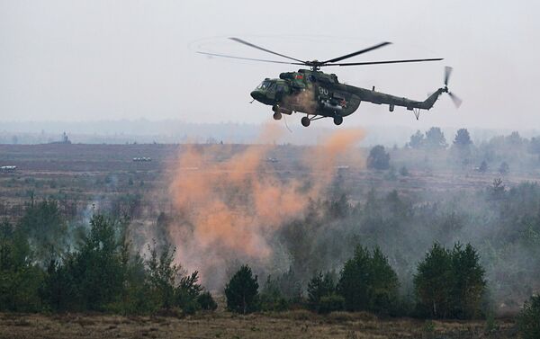 Вертолёт Ми-8 проводит операцию по спасению лётчиков сбитого самолёта - Sputnik Латвия
