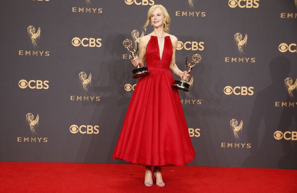 Николь Кидман позирует с призом на 69-й церемонии Emmy в Лос-Анджелесе - Sputnik Латвия